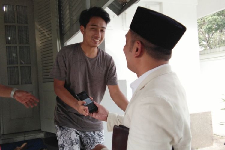 Wali Kota Bandung Ridwan Kamil saat mendapat kabar kelulusan masuk ITB dari anaknya Emmiril Khan Mumtaz di Pendopo Kota Bandung, Jalan Dalemkaum, Selasa (13/6/2017)