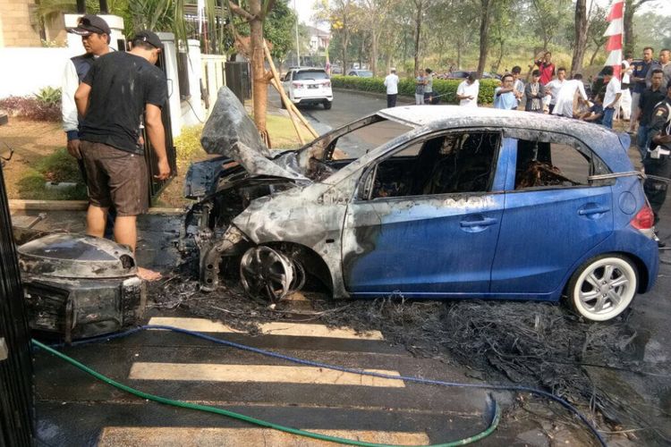 Mobil Honda Brio terbakar diduga disebabkan power bank yang terbakar