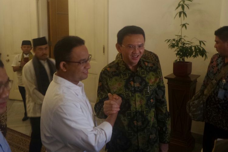 Gubernur DKI Jakarta Basuki Tjahaja Purnama dan calon gubernur Anies Baswedan bertemu di Balai Kota DKI, Jalan Medan Merdeka Selatan, Kamis (20/4/2017). 