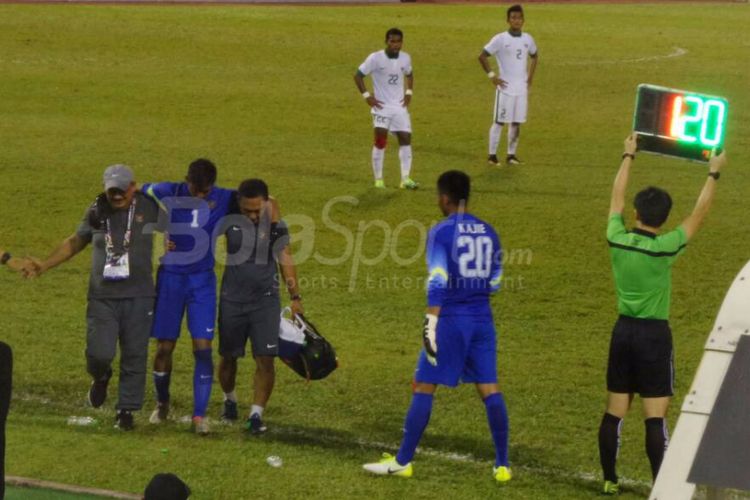 Satria Tama mengalami cedera pada laga versus Vietnam dan harus digantikan Kartika Ajie, Selasa (22/8/2017).