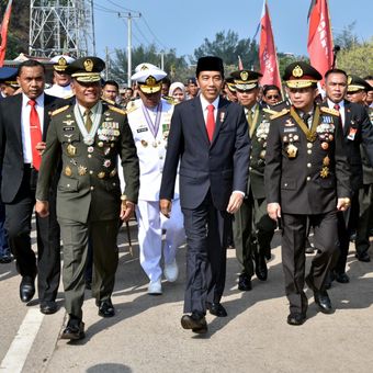 Presiden Joko Widodo harus berjalan kaki saat menuju lokasi peringatan hari ulang tahun ke-72 TNI di Dermaga Indah Kiat, Cilegon, Banten, Kamis (5/10/2017). Sekitar 3 kilometer sebelum tiba di lokasi, iring-iringan Jokowi terjebak macet parah.