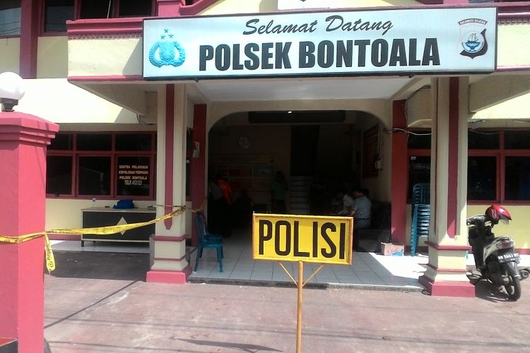 Markas Polsekta Bontoala dipasangi garis polisi pasca lemparan bom, Senin (1/1/2018).