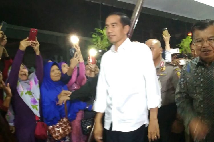 Presiden Joko Widodo dan Wapres Jusuf Kalla membesuk korban bom Kampung Melayu di RS Polri, Jakarta, Kamis (25/5/2017).