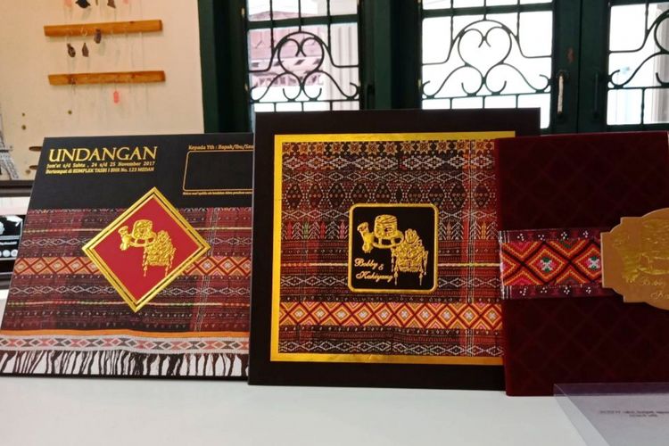 Undangan yang dikonsep sendiri oleh pihak keluarga sangat berciri khas etnis Mandailing dengan dominasi warna merah dan hitam.