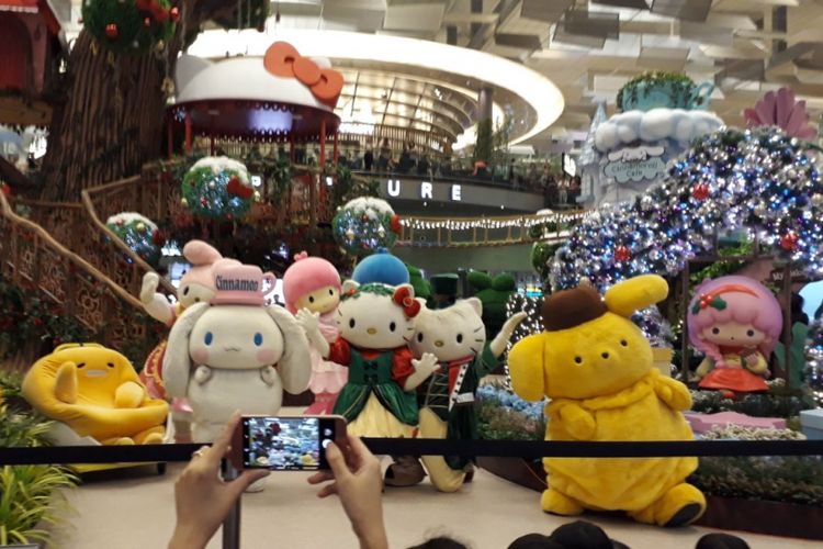 


Hello Kitty and friends dalam Sanrio family tampil di Changis Mystical Garden, Terminal 3 Bandara Changi, Singapura, Jumat (17/11/2017).(KOMPAS.COM/NURSITA SARI)