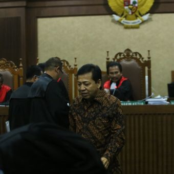 Ketua DPR Setya Novanto saat bersaksi di persidangan kasus dugaan korupsi e-KTP, di Pengadilan Tipikor Jakarta, Jumat (3/11/2017). Hari ini, Novanto hadir menjadi saksi untuk terdakwa pengusaha Andi Agustinus alias Andi Narogong