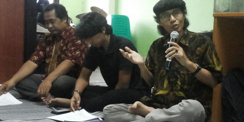 Ketua Komunitas Ciliwung Merdeka, Sandyawan (paling kanan), Sumardi saat ditemui di sekretariatnya di Kebon Pala, Jatinegara, Jakarta Timur, Senin (3/4/2017). 
