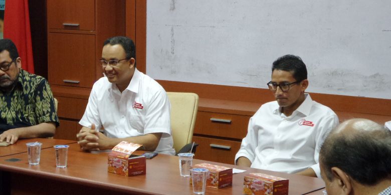 Calon gubernur dan wakil gubernur DKI Jakarta Anies Baswedan dan Sandiaga Uno saat berkunjung ke gedung Dewan Pers untuk diskusi bersama Persatuan Wartawan Indonesia (PWI) pada Jumat (24/3/2017).