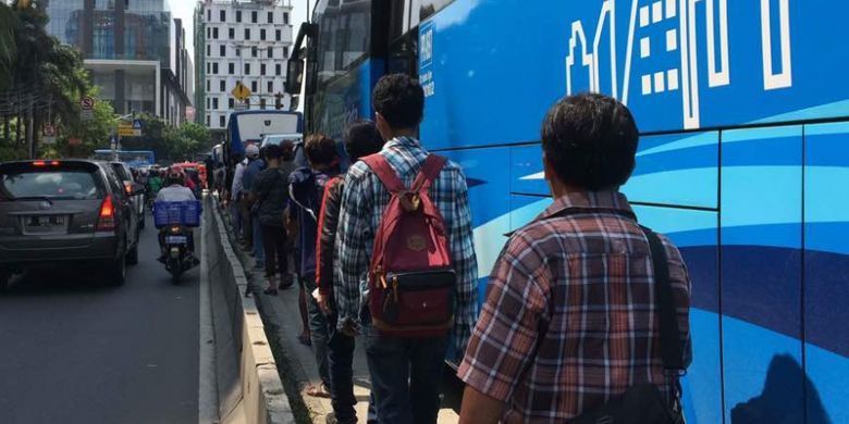 Petugas transjakarta mogok kerja dan menurunkan penumpang di Jalan KH Hasyim Ashari sebelum halte Harmoni, Jakarta Barat, Senin (12/6/2017). Aksi ini menimbulkan kekecewaan dari penumpang dan menyebabkan arus lalu lintas tersendat.