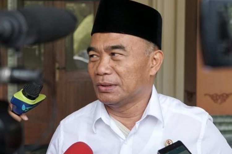 
Menteri Pendidikan dan Kebudayaan Muhadjir Effendy usai rapat koordinasi dengan Menteri Koordinator bidang Politik, Hukum dan Keamanan Wiranto di kantor Kemenko Polhukam, Jakarta Pusat, Kamis (8/12/2016).