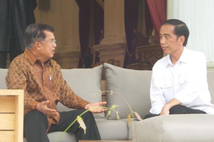 Presiden Joko Widodo dan Wakil Presiden Jusuf Kalla saat berbincang di Beranda Istana Merdeka, Jakarta Kamis (3/11/2016).