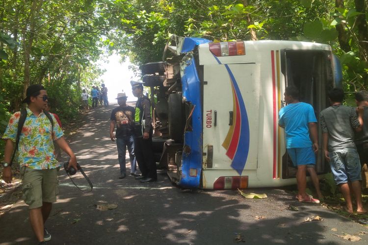 Tak Kuat Menanjak, Bus Rombongan Wisatawan Terguling di Gunungkidul