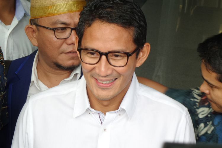 Pengusaha Sandiaga Uno seusai diperiksa oleh penyidik di Gedung Komisi Pemberantasan Korupsi (KPK) Jakarta, Selasa (23/5/2017).