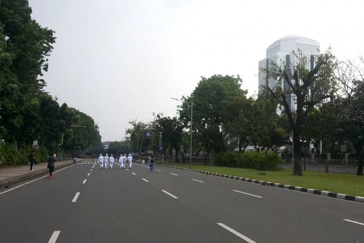 Situasi Jalan Medan Merdeka Utara tepat di depan Gedung Mahkamah Agung yang tampak lengang, Jumat (5/5/2017). Kondisi ini terjadi setelah massa aksi unjuk rasa 55 batal berunjuk rasa di lokasi ini