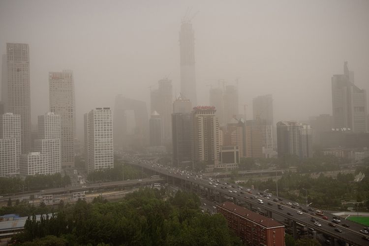Suasana bagian distrik bisnis pusat di Beijing, China, yang tengah diselimuti badai pasir, Kamis (4/5/2017). Badai pasir menerjang sebagian besar wilayah China Utara termasuk Beijing yang menyebabkan angin dipenuhi debu dan menghalangi daya pandang.