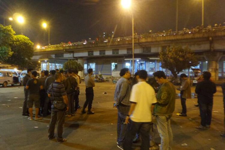 Suasana di sekitar lokasi ledakan di Kampung Melayu, Jakarta Timur, Rabu (23/5/2017) malam.