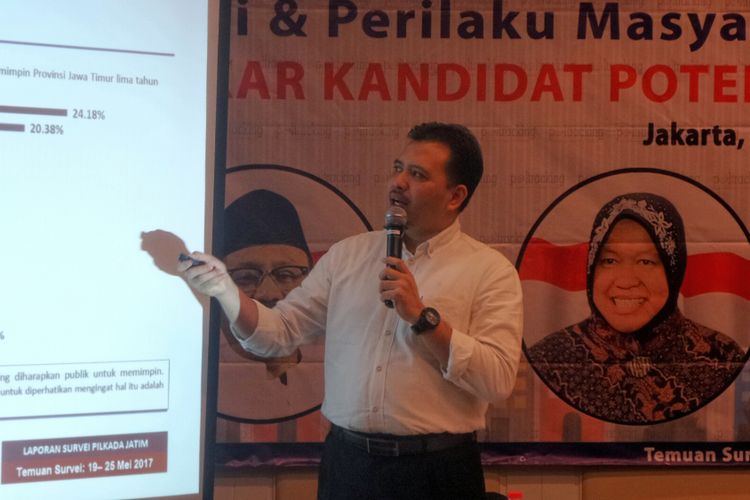 Direktur Eksekutif Poltracking Indonesia Hanta Yuda saat peluncuran hasil survei Menakar Kandidat Potensial Pilkada Jawa Timur 2018, di bilangan Wahid Hasyim, Menteng, Jakarta Pusat, Minggu (11/6/2017).