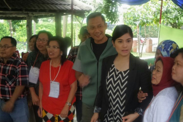 Agus Harimurti Yudhoyono bersama istrinya, Annisa Pohan, menjadi sasaran selfie saat mencoblos di TPS 6 RT 3/RW 3, Jalan Cibeber I, Kelurahan Rawa Barat, Kebayoran Baru, Jakarta Selatan, Rabu (19/4/2017).
