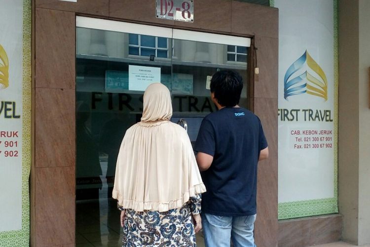 Calon jamaah umrah menyambangi kantor cabang First Travel yang terletak di Rukan Busuness Park Kebon Jeruk, Ruko Kencana Tower Blok D 2, Kebon Jeruk, Jakarta Barat, Sabtu (22/7/2017).