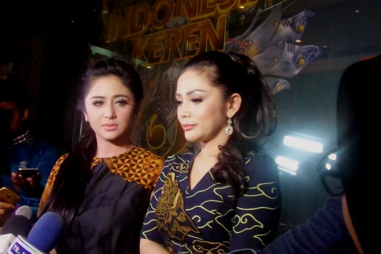 Dewi Perssik dan Kristina di sela acara penggalangan dana Peduli Sahabat Jupe di studio ANTV Epicentrum, Jakarta Selatan, Minggu (16/4/2017) malam