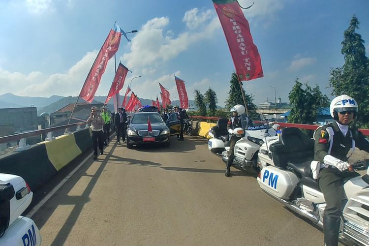 Iring-iringan Presiden Joko Widodo terjebak kemacetan saat akan menuju lokasi peringatan HUT ke-72 TNI. Jokowi pun berjalan kaki sepanjang 3 kilometer menuju lokasi. 