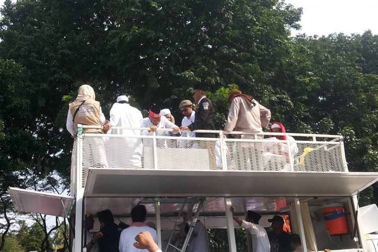 Mantan Ketua MPR Amien Rais (peci dibalut kain merah) saat ikut berorasi dalam aksi unjuk rasa menuntut hukuman maksimal untuk terdakwa kasus dugaan penodaan agama Basuki Ahok Tjahaja Purnama di depan Gedung Mahkamah Agung, Jakarta Pusat, Jumat (5/5/2017). 