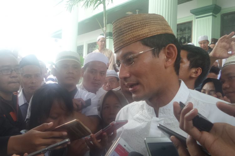 Calon wakil gubernur DKI Jakarta Sandiaga Uno saat mendatangi perayaan Isra Miraj sekaligus tasyakuran kemenangan Anies-Sandi di Masjid Al Barkah As Syafiiyah Tebet, Jakarta Pusat, Minggu (23/4/2017).