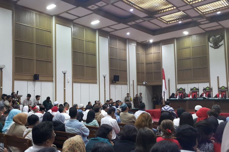 Suasana sidang putusan dugaan penodaan agama dengan terdakwa Basuki Tjahaja Purnama (Ahok) di Auditorium Kementerian Pertanian, Ragunan, Jakarta Selatan, Selasa (9/5/2017).