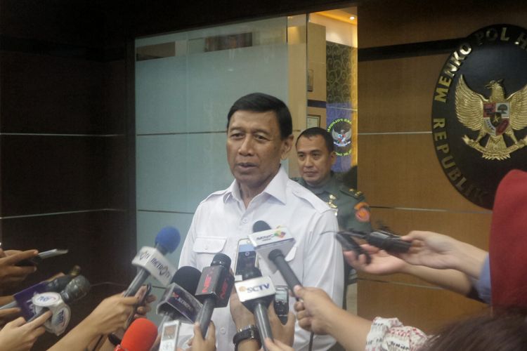 Menteri Koordinator bidang Politik, Hukum dan Keamanan Wiranto saat memberikan keterangan di Kemenko Polhukam, Jakarta Pusat, Senin (17/7/2017).