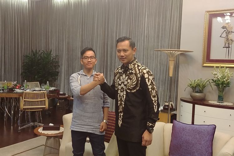 Putra Sulung Presiden Joko Widodo Gibran Rakabuming (kiri) dan Putra Sulung Presiden SBY saat bertemu di Istana, Kamis (10/8/2017).
