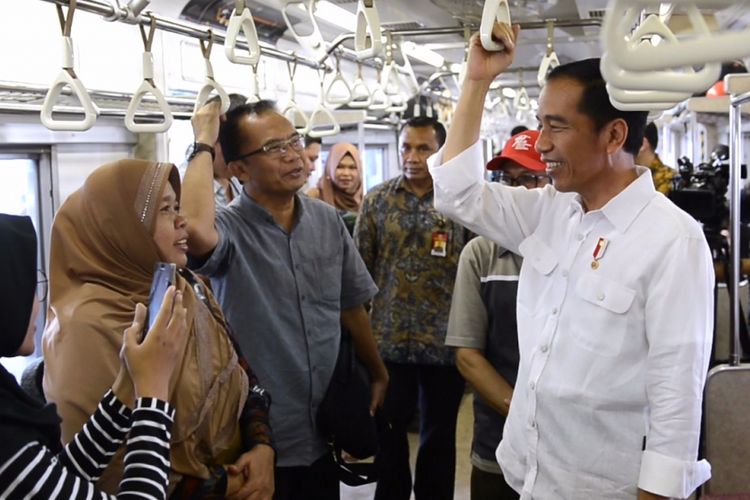 Saat Jokowi Naik Commuter Line