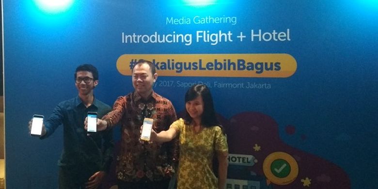 
Senior Vice President Business Development Traveloka (tengah) bersama pihak Traveloka lainnya meluncurkan fitur terbaru pemesanan tiket pesawat dan hotel sekaligus di Jakarta, Rabu (31/5/2017).