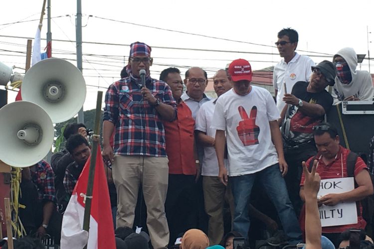 Anggota tim kuasa hukum Basuki Ahok Tjahaja Purnama, Sirra Prayuna, berorasi untuk sampaikan pesan dari Ahok kepada massa pro-Ahok yang berada di depan Rutan Cipinang, Jakarta Timur, Selasa (9/5/2017). 