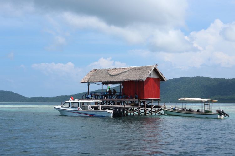 

Wisatwan yang datag wajib melapor dan izin untuk memasuki kawasan Manta Sandy, Kamis (19/10/2017). Di sinilah tempat manta bermain dan membersihkan diri, terutama saat musim migrasi yang kerap dihadiri puluhan manta dari beberapa jenis.Wisatwan yang datag wajib melapor dan izin untuk memasuki kawasan Manta Sandy, Kamis (19/10/2017). Di sinilah tempat manta bermain dan membersihkan diri, terutama saat musim migrasi yang kerap dihadiri puluhan manta dari beberapa jenis.(KOMPAS.COM / MUHAMMAD IRZAL ADIAKURNIA)