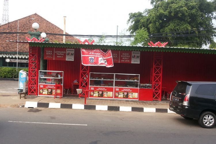 

 


Salah satu kios pedagang di sentra kuliner nasi kapau di Jalan Kramat Raya, Senen, Jakarta Pusat yang kini tengah direnovasi. Foto diambil pada Selasa (16/5/2017).