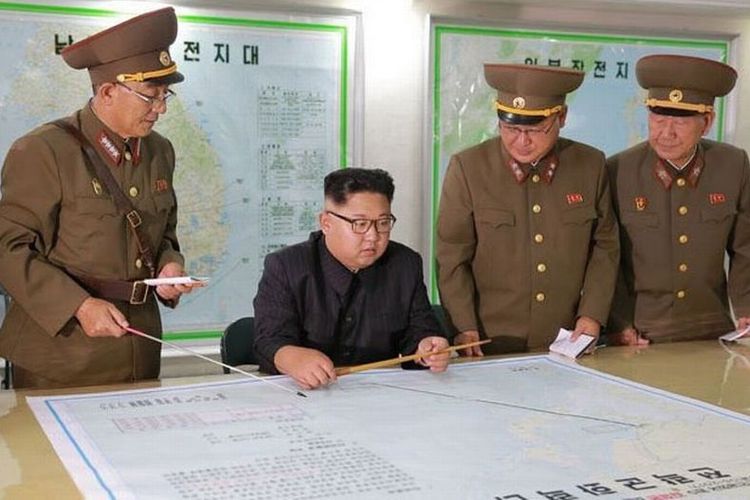 Kim Jong Un menginspeksi rencana penembakan atau serangan rudal balistik Korut ke Guam, wilayah AS di Pasifik, Senin (14/8/2017). Bersama dengan para perwira tinggi militernya, Kim Jong Un memeriksa jarak antara Korut dan Guam, serta jalur yang dilintasi rudal. Namun, akhirnya ia menunda rencana serangan rudal ke Guam tersebut.