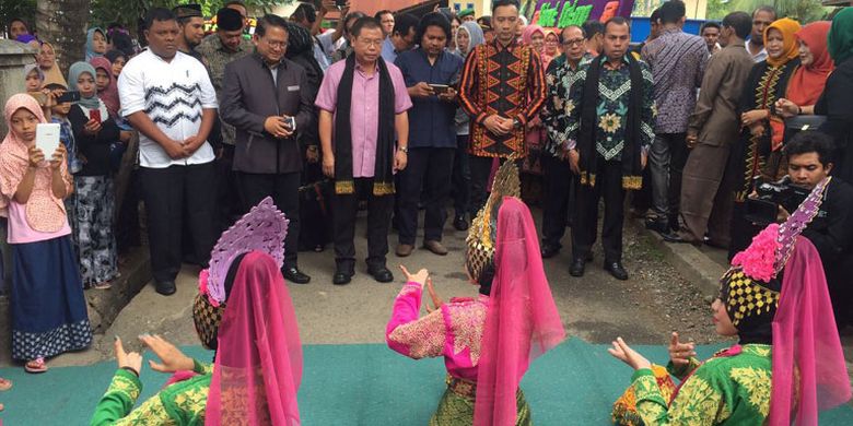 


Kunjungan Ketua Komisi X DPR RI Teuku Riefky Harsya dan rombongan ke Sabang, Aceh, Senin (31/7/2017). Komisi X DPR RI berharap pelaksanaan Sail Sabang 2017 berjalan sukses. Kunjungan Komisi X DPR RI didampingi oleh Deputi Bidang Pemasaran Pariwisata Mancanegara Kementerian Pariwisata I Gde Pitana dan Plt Asdep Strategi Pemasaran Pariwisata Nusantara Hariyanto. (ARSIP KEMENPAR)