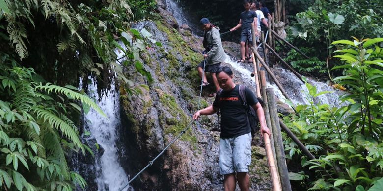 


Wisatawan menikmati panorama Air Terjun Tumpak Sewu di Desa Sidomulyo, Kecamatan Pronojiwo, Kabupaten Lumajang, Jawa Timur, Minggu (9/4/2017). Wisatawan bisa mencoba trekking ke dasar Air Terjun Tumpak Sewu.
