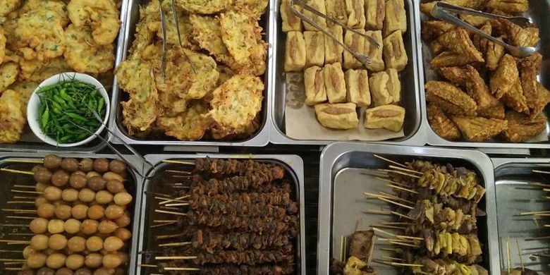 


Terdapat berbagai gorengan dan sate sebagai pelengkap santap soto khas Semarang. Berbagai gorengan dijual mulai dari Rp 1.000 dan sate mulai dari Rp 6.000, Rabu (3/5/2017).