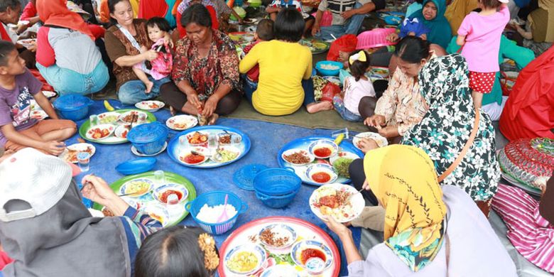Tradisi Nganggung Dulang masyarakat Toboali, Bangka Selatan, Bangka Belitung seusai Toboali Fashion Carnaval 2017 di Rumah Dinas Bupati Bangka Selatan di Toboali, Minggu (30/7/2017).(KOMPAS.COM/WAHYU ADITYO PRODJO)