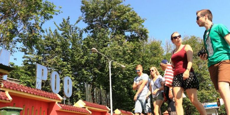 


Wisatawan asal Belanda terlihat menikmati City Tour Kota Semarang, Jawa Tengah, yang mengambil rute Hotel Santika - Sam Poo Kong - Lawang Sewu - Toko Oen - Kawasan Kota Lama, Rabu (26/7/2017). (TRIBUN JATENG/HERMAWAN HANDAKA)