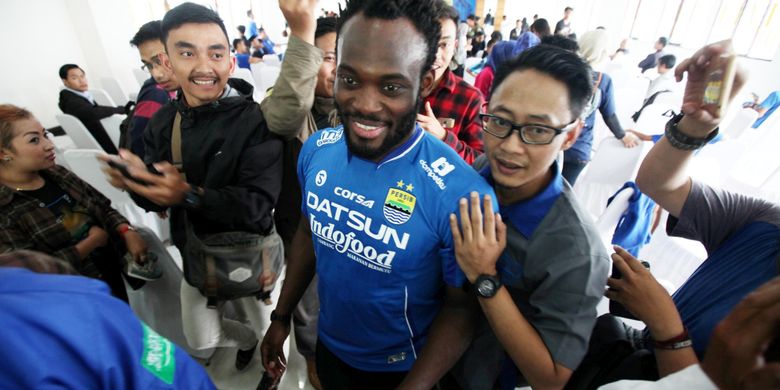 Mantan pemain klub Inggris Chelsea Michael Kojo Essien hadir bergabung di acara Peringatan ke 84 Tim Persib Bandung di Graha Persib, Bandung, Jawa Barat, Selasa (14/3/2017).