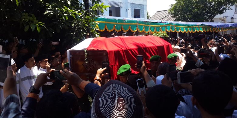 Jenazah KH Hasyim Muzadi saat hendak dibawa ke Bandara Abdulrachman Saleh Malang untuk diterbangkan ke Bandara Halim Perdana Kusuma, Jakarta dan dibawa ke Pondok Pesantren Al-Hikam 2 Depok, Jawa Barat untuk dimakamkan, Kamis (16/3/2017)