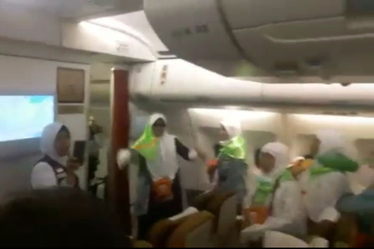 Calon Jemaah Haji Nyanyikan "Indonesia Raya" di Dalam Pesawat
