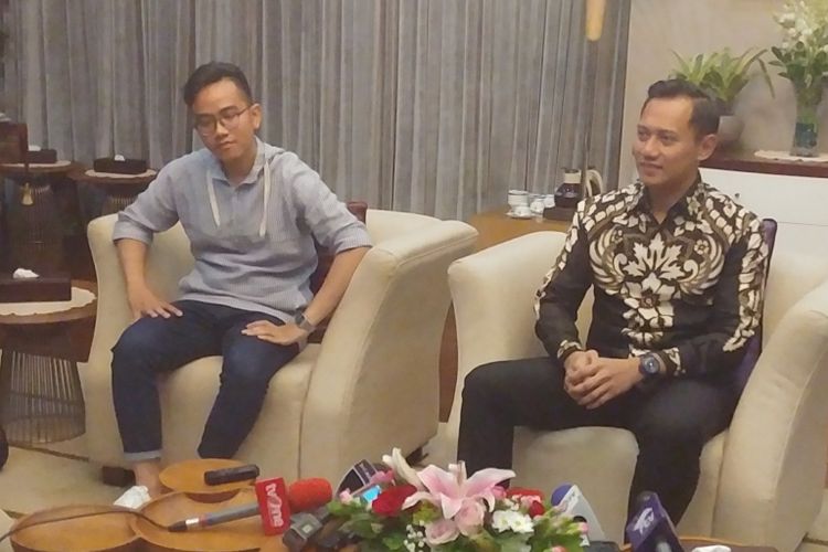 Putera Sulung Presiden Joko Widodo Gibran Rakabuming (kiri) dan Putera Sulung Presiden SBY saat bertemu di Istana, Kamis (10/8/2017).