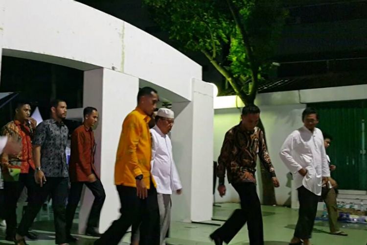 Wakil Presiden Republik Indonesia Jusuf Kalla meninggalkan Masjid Agung Sunda Kelapa seusai melaksanakan shalat tarawih, Jumat (26/5/2017) malam.