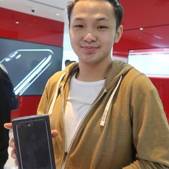 Dominic Daniel (22), remaja asal Utan Kayu, menjadi yang pertama mendapatkan iPhone 7 