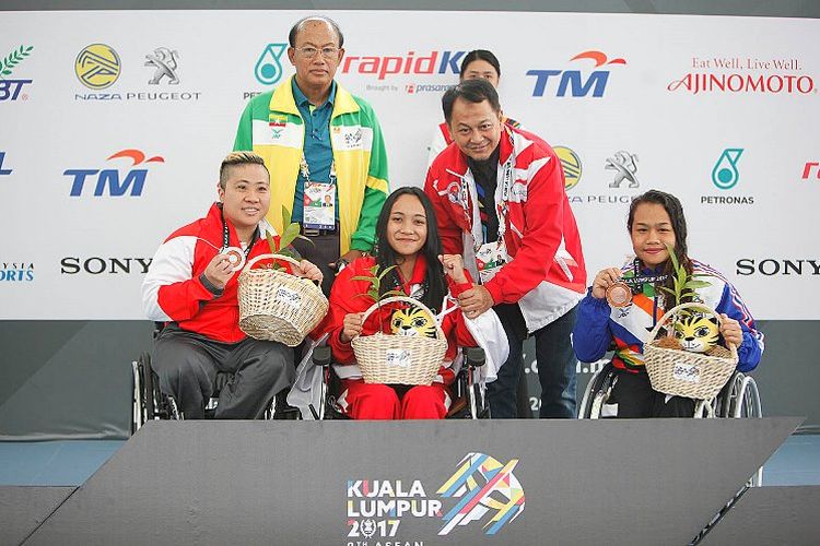 Laura menyumbangkan medali emas kepada kontingen Indonesia | kompas