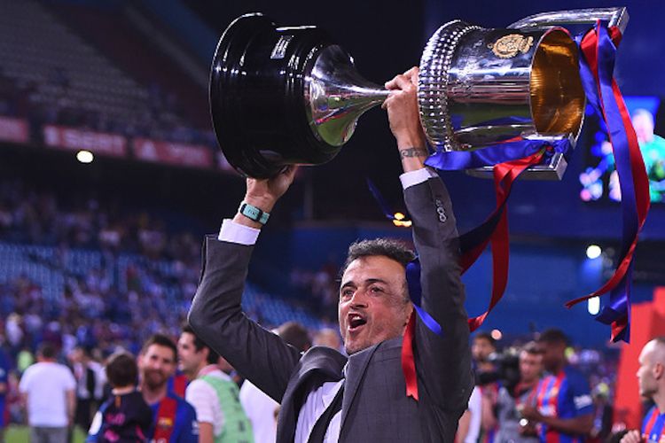 Luis Enrique mengangkat trofi Copa del Rey seusai Barcelona mengalahkan Alaves pada laga final di Stadion Vicente Calderon, Sabtu (27/5/2017). 