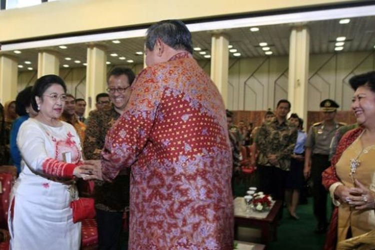 Presiden Susilo Bambang Yudhoyono berjabat tangan dengan mantan Presiden RI ke-5, Megawati Soekarnoputri usai acara memperingati Hari Kelahiran Pancasila di Gedung Majelis Pemusyawaratan Rakyat (MPR), Jakarta, Selasa (1/6/2010). Pada 1 Juni 1945 Bung Karno menyampaikan pidato tentang dasar-dasar bernegara yang kemudian diperingati sebagai Hari Kelahiran Pancasila. 